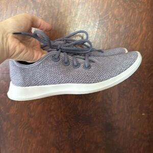 Allbirds woman’s size 8 running shoe gray (purple) great condition tree runner